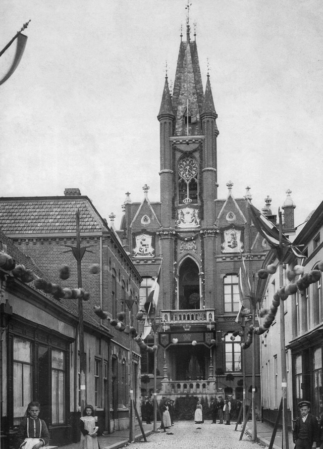 12 Oude stadhuis Eindhoven in 1904 versierd ter ere van de komst van Koningin Wilhelmina en Prins Hendrik.jpg